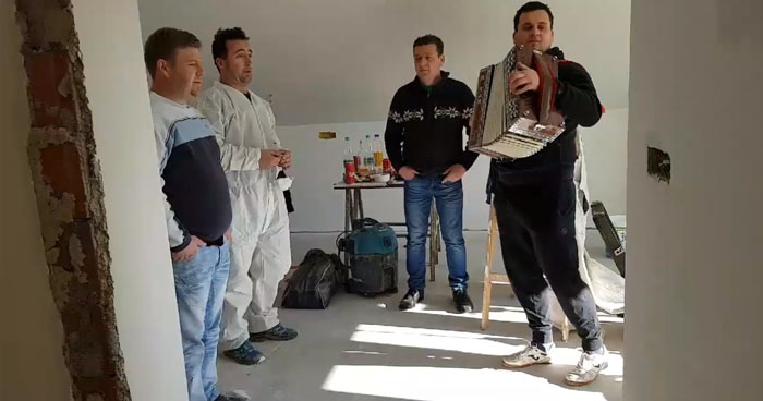 VIDEO: Fantje iz naših koncev zapeli med delom in s pesmijo Lojzeta Slaka navdušili Slovence