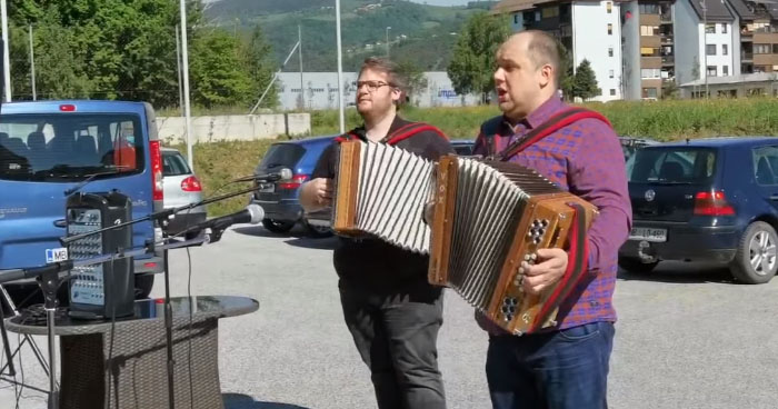 VIDEO: Švab iz Modrijanov do srca ganil starejše, ko je zapel uspešnico Lojzeta Slaka