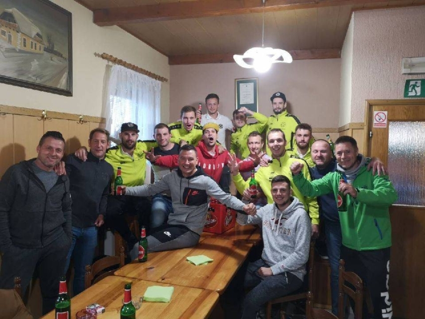 Nogometaši žalujejo za pokojnim Alešem, ki pa naj bi slabo ravnal s svojo Ireno