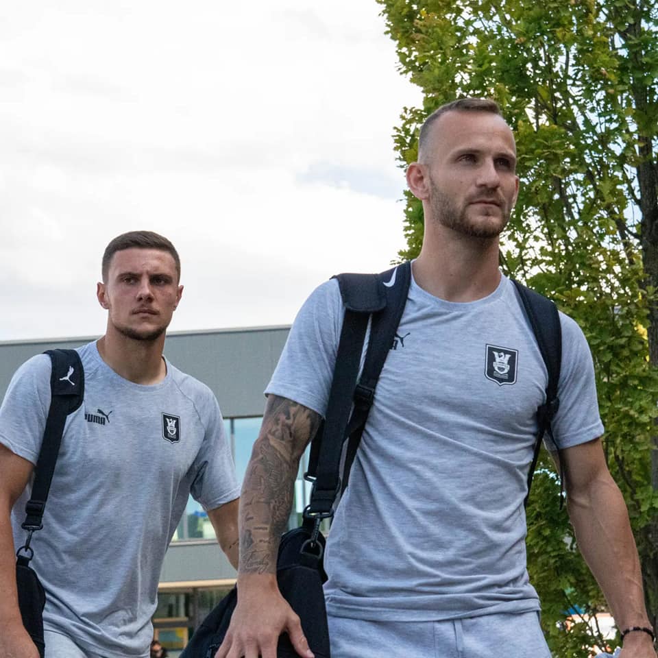 Slovenski klub zamudil letalo, za novega ni denarja, zdaj domov z avtobusom