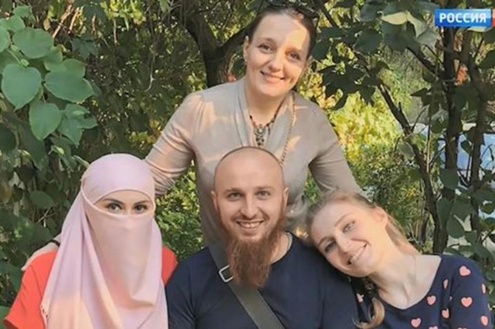 Ivan ima tri žene! »Vsako noč povabim eno, a če me razjezi, ne bom spal z njo mesec dni«