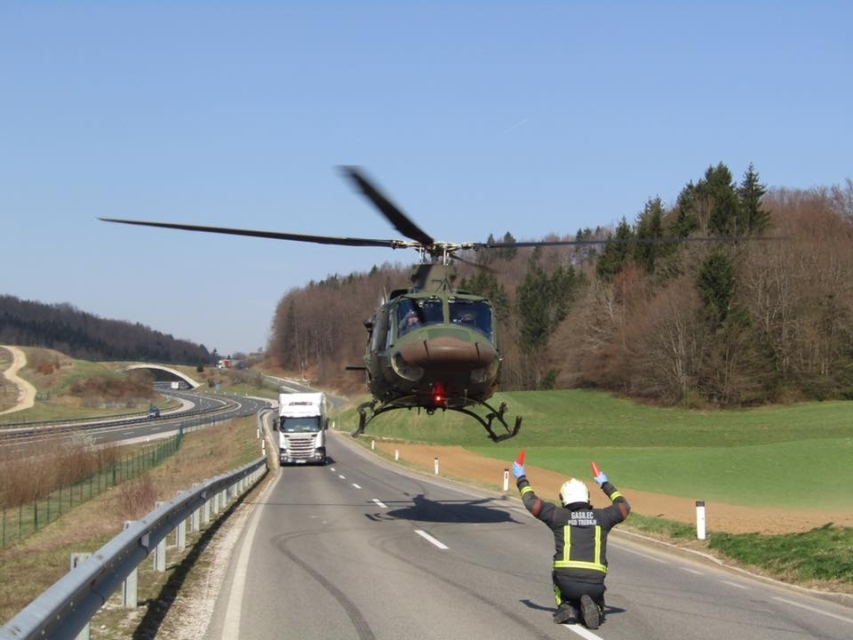 Hudo trčenje avtomobila in tovornjaka, moški v smrtni nevarnosti - FOTO