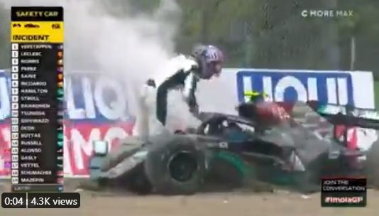 Po trčenju v F1 še udarec po čeladi in sredinec