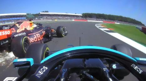 VIDEO: Hamilton zbil s proge Verstappna, kaznovali so ga