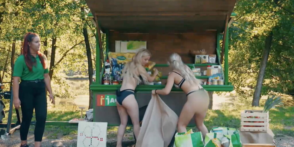 Vroči prizori na Kmetiji! Polona in Nina morali odvreči oblačila