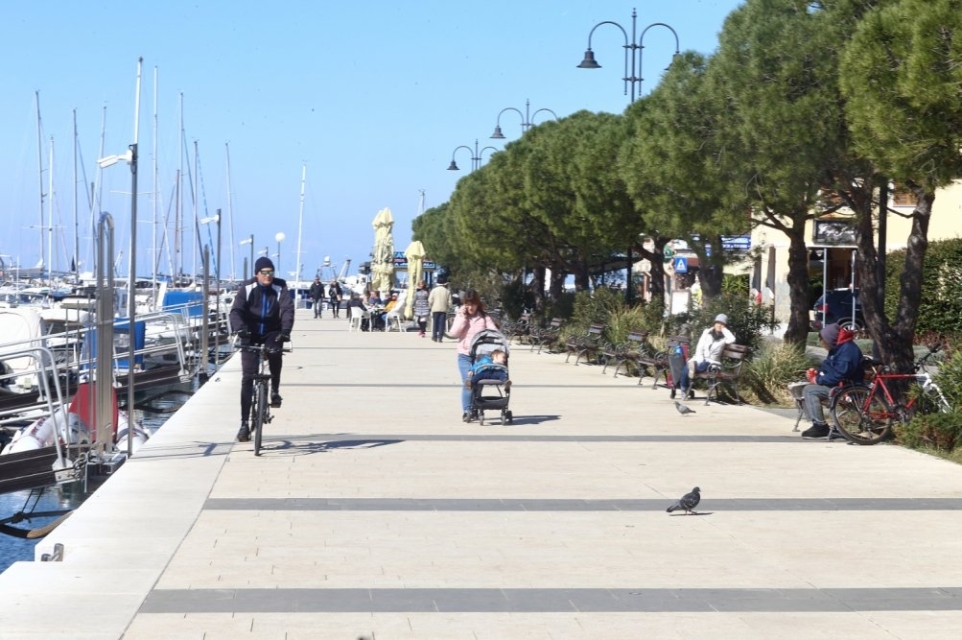 Znana Slovenka izgubila očeta, boji se, da bo tudi mamo: Ker se vi tepci ne morete zadržat doma, brez poležavanja na plaži, sončkanja ...