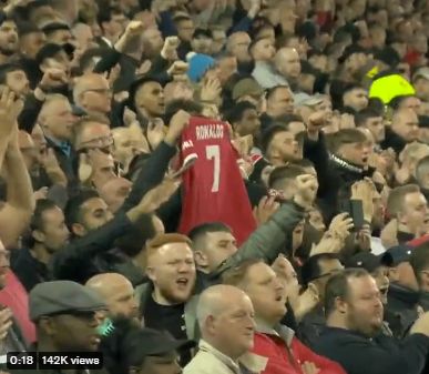 VIDEO: Cel štadion Liverpoola izrazil podporo Ronaldu, ki mu je umrl sin