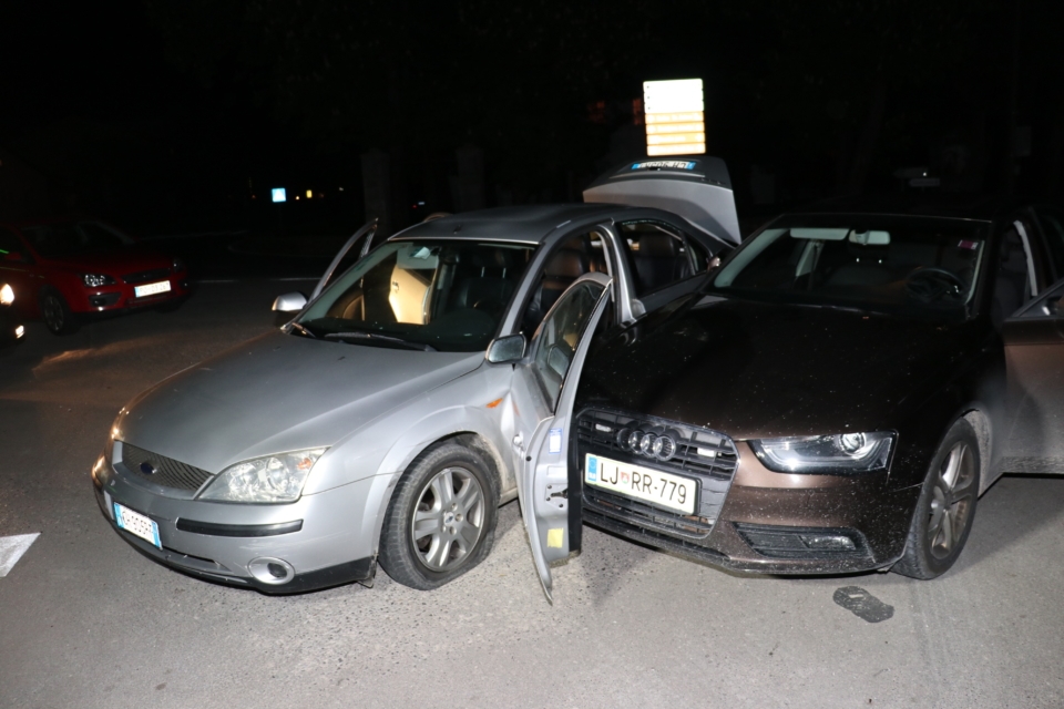 FOTO: V avtu je bilo devet migrantov, trčili so v slovenske policiste