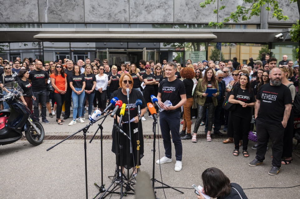 Že dolgo ne tako iskrene in realne izpovedi o RTV Slovenija. Na Facebooku zapis Maje Pavlin, ki ji je direktorica Natalija Gorščak rekla, naj jih toži