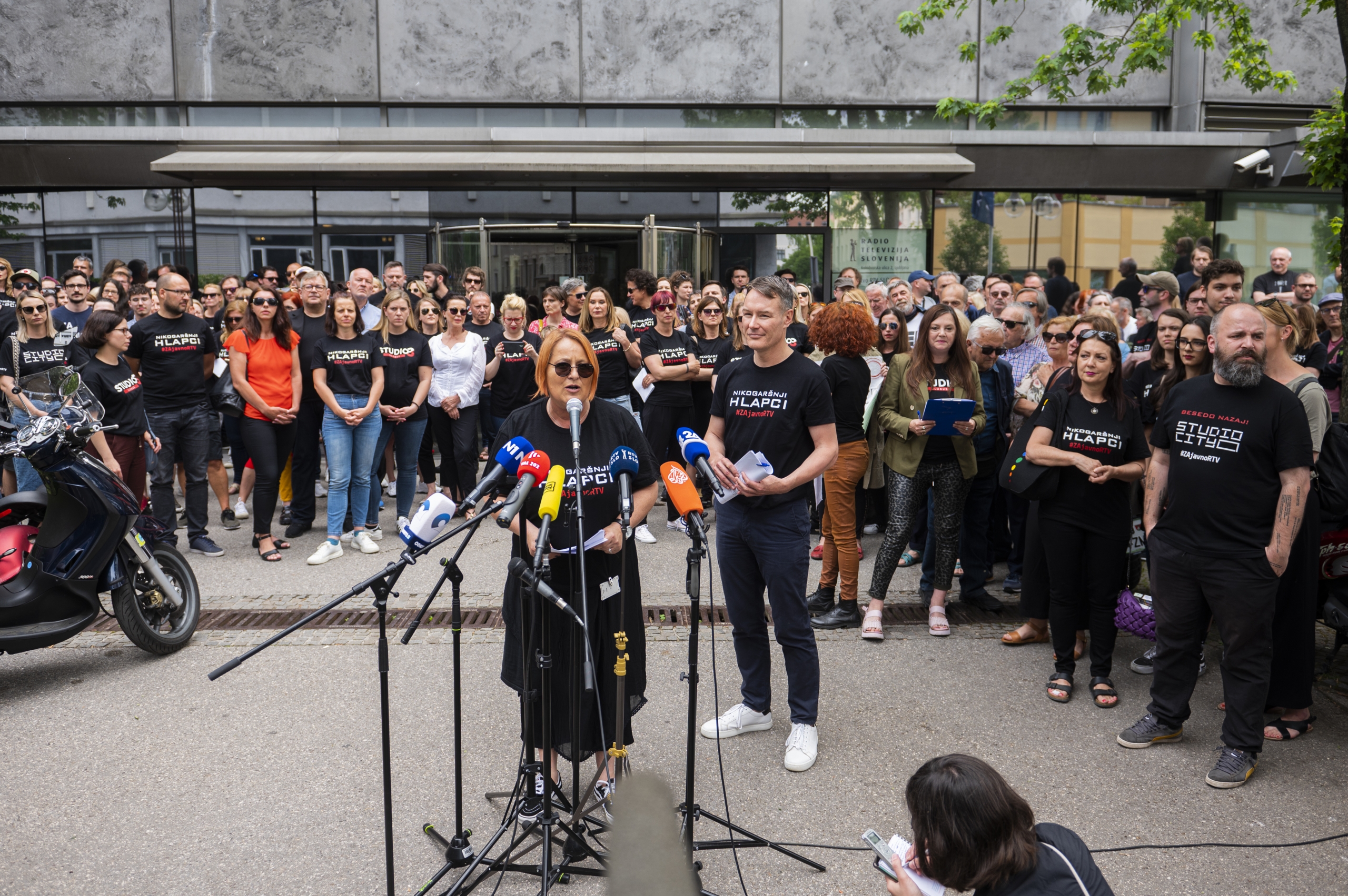 Že dolgo ne tako iskrene in realne izpovedi o RTV Slovenija. Na Facebooku zapis Maje Pavlin, ki ji je direktorica Natalija Gorščak rekla, naj jih toži