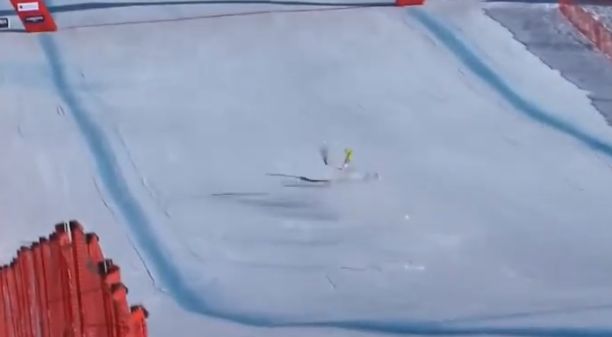 VIDEO: Grozljiv padec švicarskega smukača, obležal v cilju
