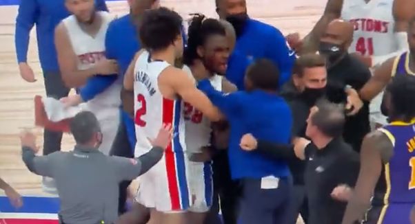 VIDEO: LeBron ga je s komolcem v oko, sodniki in varnostniki preprečili totalen kaos