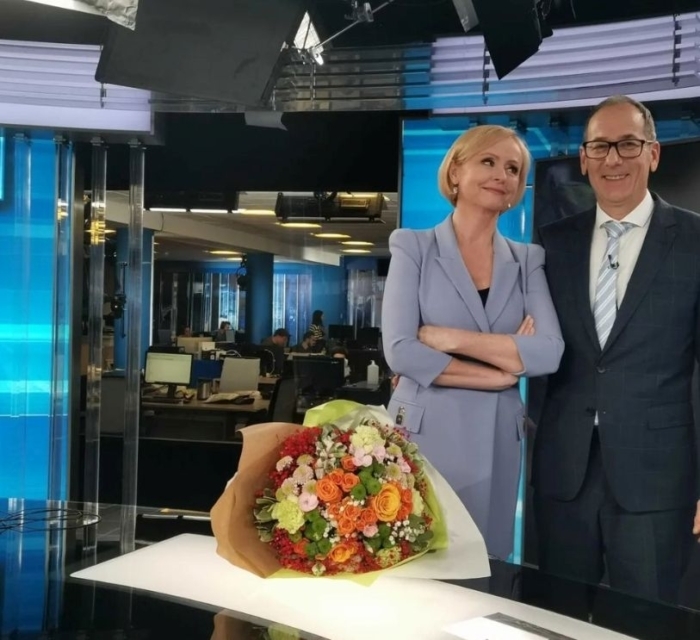 FOTO: Po zdravstvenih težavah spet vodi oddajo 24 ur na POP TV