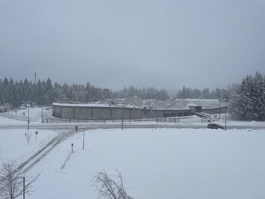 FOTO: V Novem mestu sneg uničil velodrom, streha se je sesedla