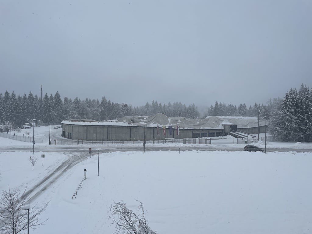 FOTO: V Novem mestu sneg uničil velodrom, streha se je sesedla
