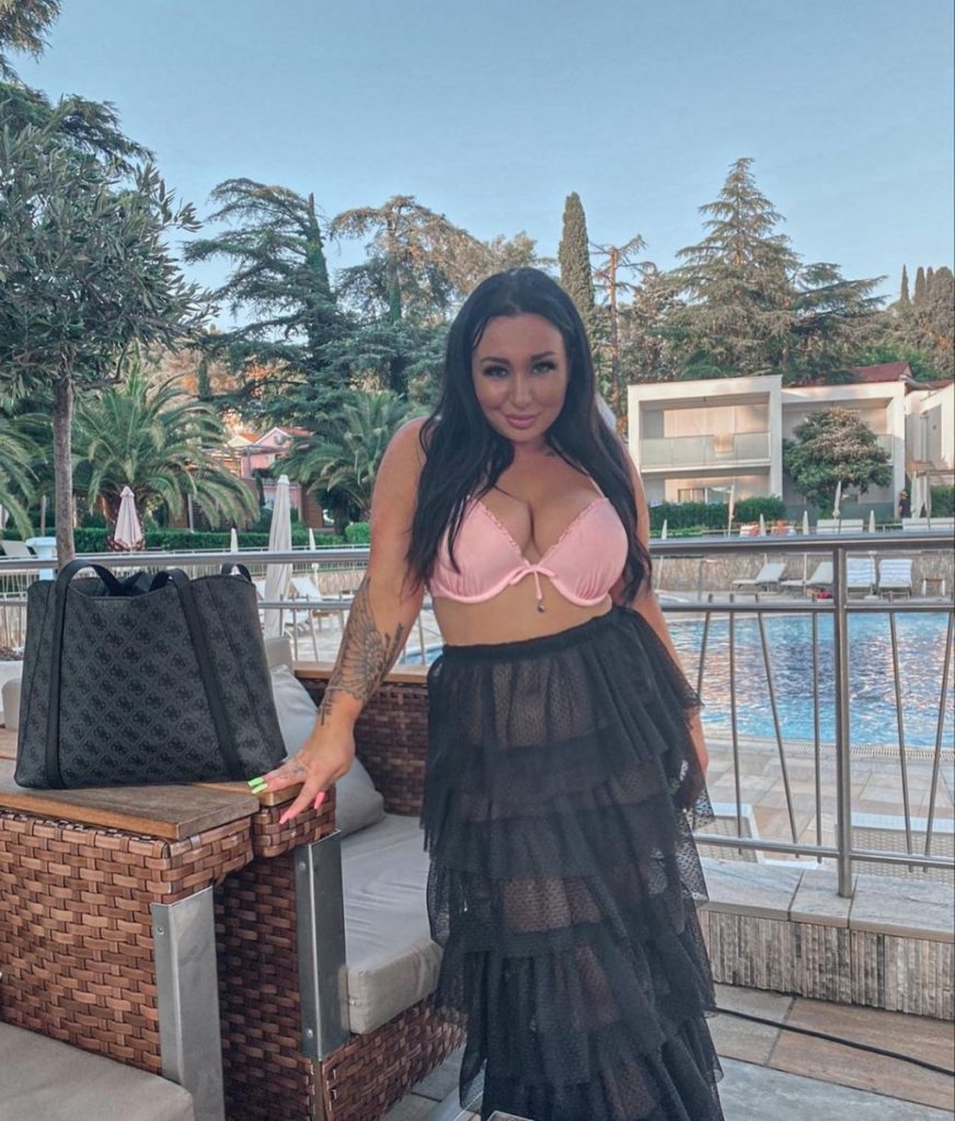 Laura se je vrnila na kraj zločina s Carmen! Poglejte, kakšne vroče fotke objavlja