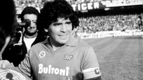 Umrl nogometni as Diego Armando Maradona!