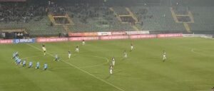 Šok na tekmi: sodnik dal znak za začetek, pa niso hoteli igrati, tole so storili