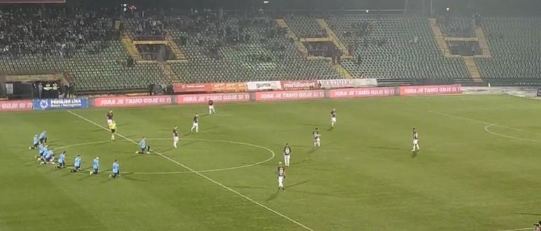 Šok na tekmi: sodnik dal znak za začetek, pa niso hoteli igrati, tole so storili