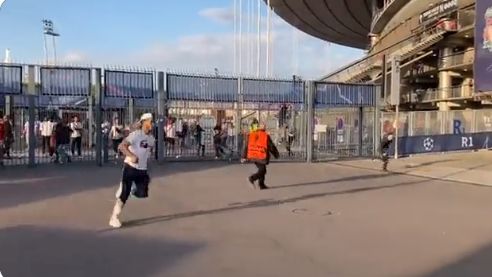 Kaos v Parizu, finale lige prvakov zamuja skoraj eno uro, krivi navijači?