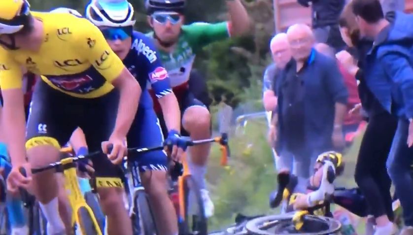 Grozljiv padec Rogliča, bo sploh nadaljeval Tour?