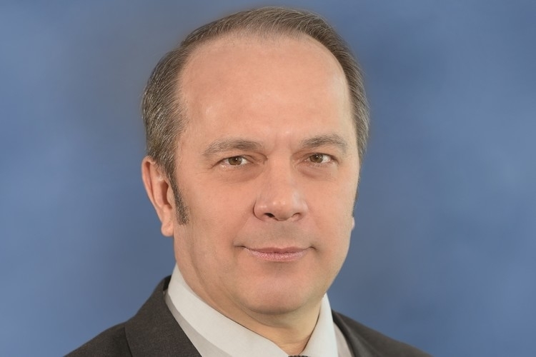 Neznanec pred državnim zborom napadel poslanca SDS Grimsa