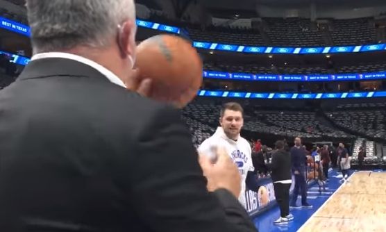 VIDEO: Ata Luke Dončića v ZDA, pred tekmo podajal žogo sinu