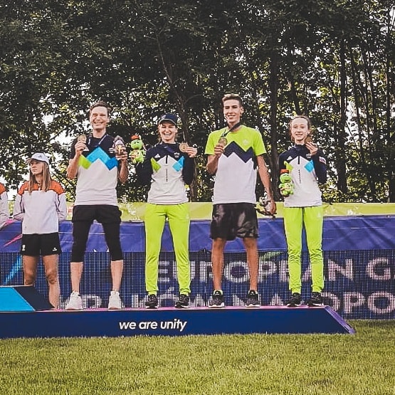 Poletje je, naši skakalci pa že do medalj, danes ekipno
