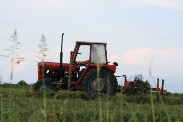 Prevrnil se traktor s prikolico, trije poškodovani