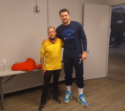 FOTO: Dončić se je srečal s Slovencem, ki hodi prek Amerike, potem razbil Indiano bivšega trenerja