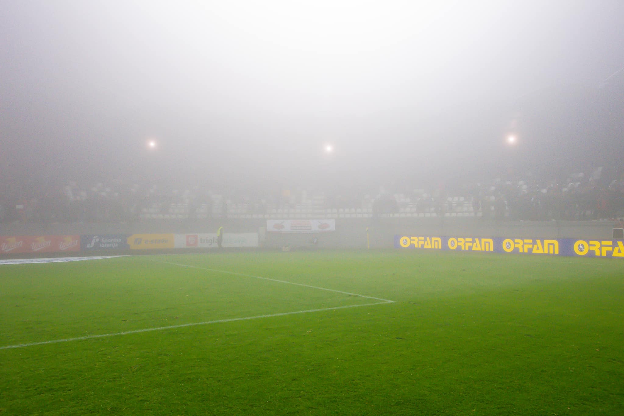 FOTO: Megla prekinila tekmo, navijači Mure jezni, ker nadaljujejo šele v sredo