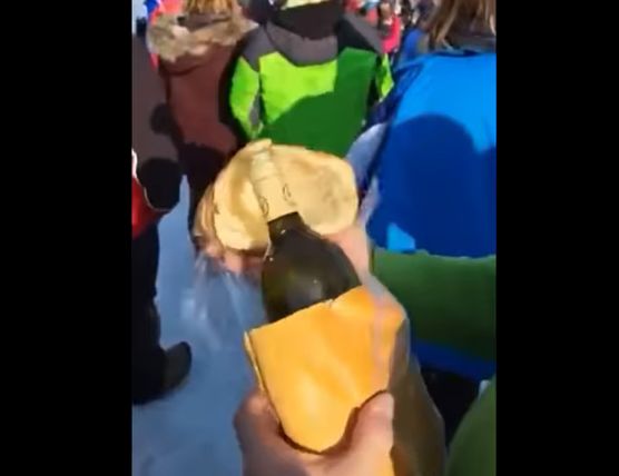 Na spletu ogorčeni: v Planici v kruh skril alkohol