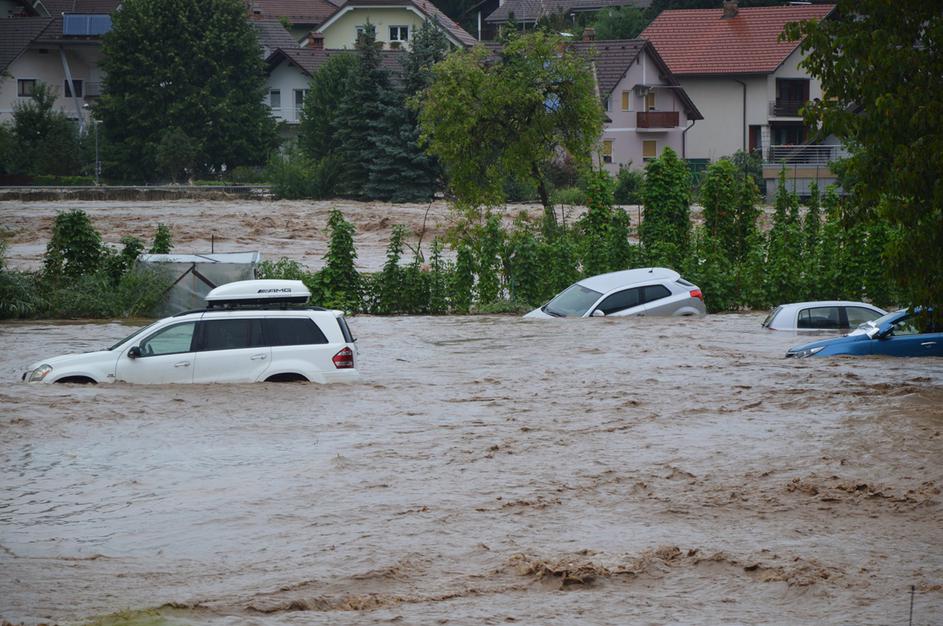 Poplave že terjale življenje! Izdani napotki, kaj storiti ob poplavah