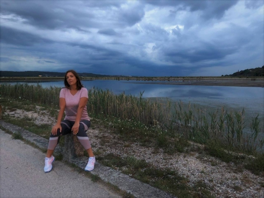 Znana novinarka RTV Slovenija zasačila negovalko, groza, kaj je počela njeni mami