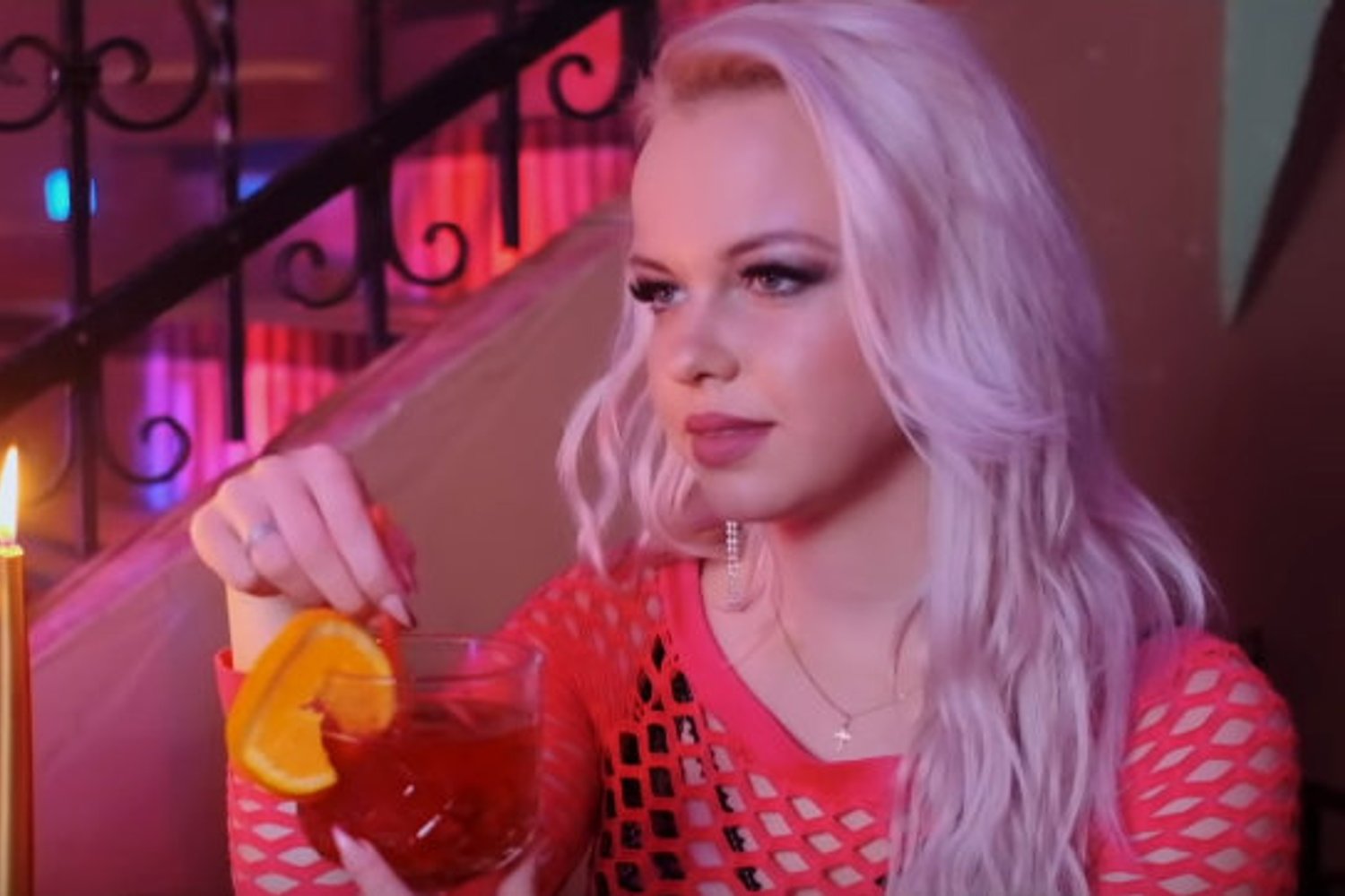A lahko??! Vroči prizori Polone (Kmetija) v videospotu FIRBCEV, mladeničev iz Dolenjske