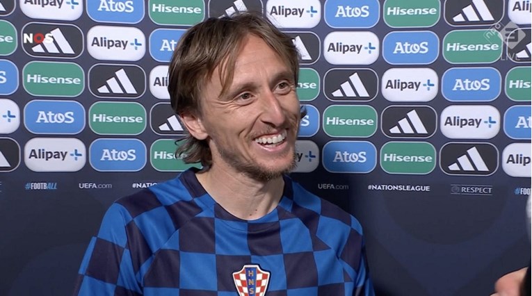 Hrvaška v finalu, Modrić moral šokiranim nizozemskim novinarjem pokazati dokumente