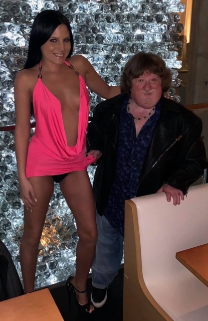 FOTO: Starejši je 28 let, a se ona pritožuje, da mu ne more slediti v postelji
