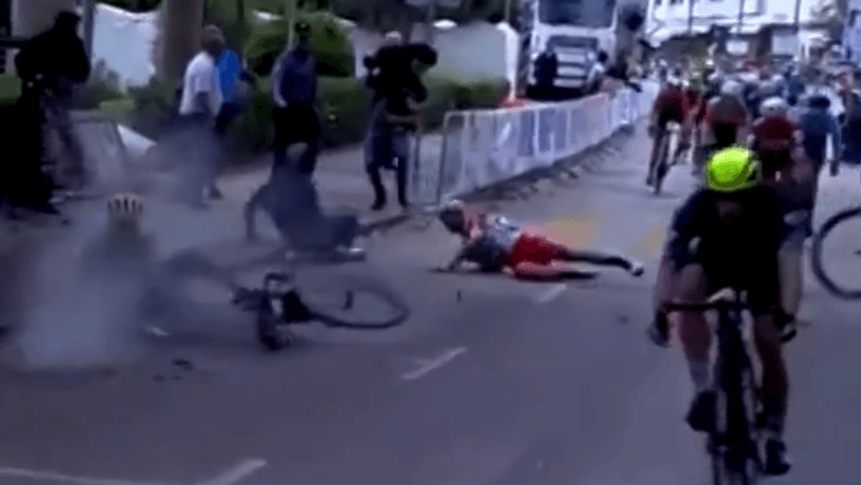 VIDEO: Hude poškodbe našega kolesarja, ne boste verjeli, kaj mu je naredil gledalec