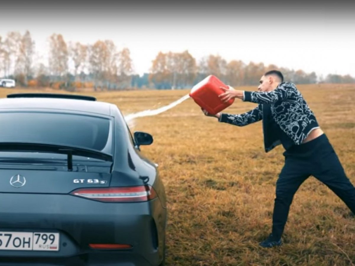 Influencer z bencinom polil in zažgal Mercedes AMG GT 63 S! Menda mu je nagajal