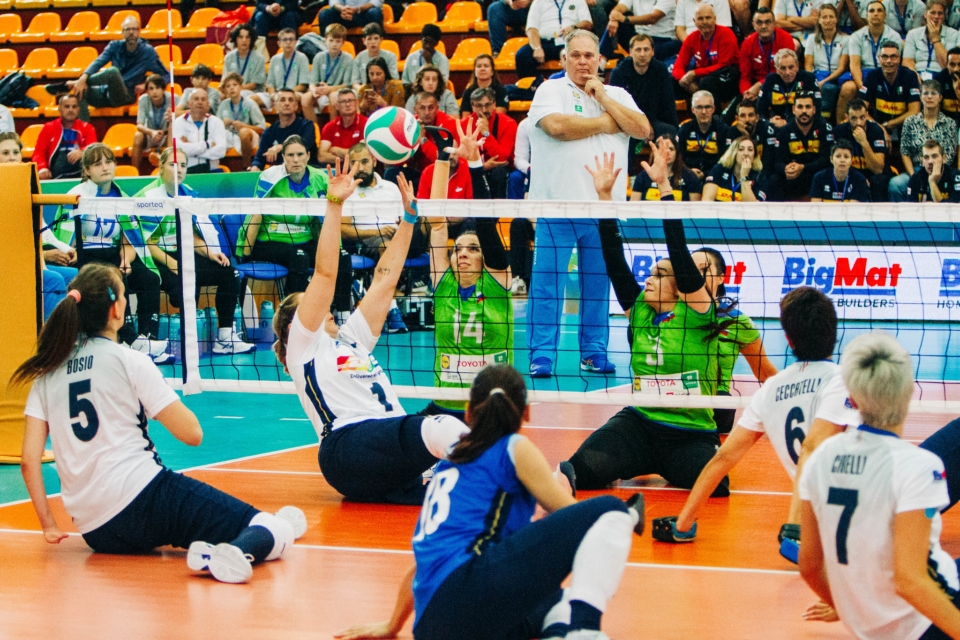 Ste slišali za odbojko sede? Naše punce, tudi brez rok in nog, do srebrne medalje na EP