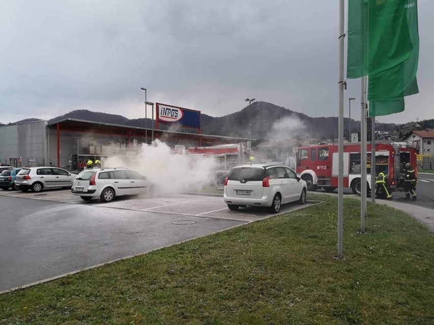 FOTO: Sredi Sevnice zagorelo vozilo