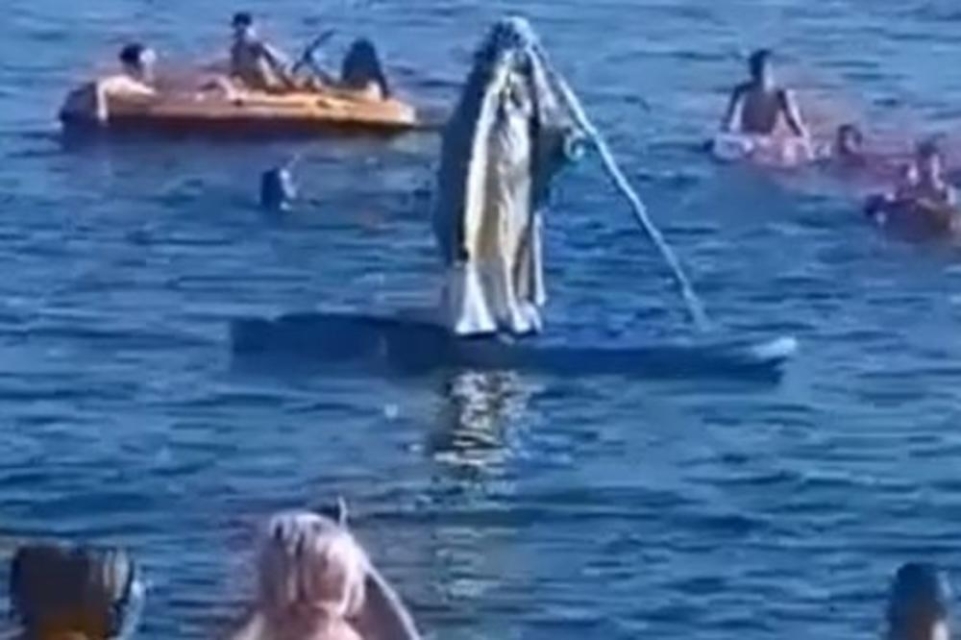 Ste videli, kaj se je dogajalo na priljubljeni hrvaški plaži? Dekle na supu poskrbelo za kaos