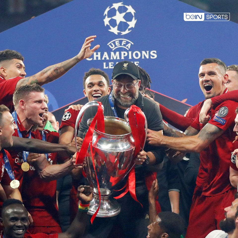 VIDEO: Liverpool zmagovalec Lige prvakov! A pozornost je ukradla bujna svetlolaska, ki je oglaševala ...