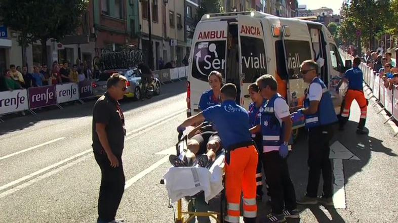 VIDEO: To so prizori grozljivega padca na dirki po Španiji, slovenski kolesar obležal na progi
