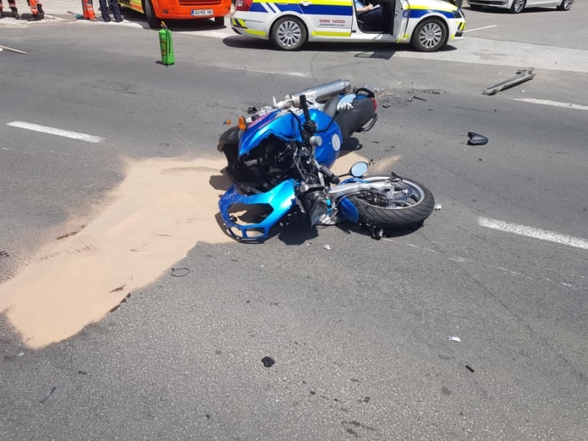 FOTO: Silovito trčenje motorista, poglejte, kaj mu je naredilo s sprednjim kolesom