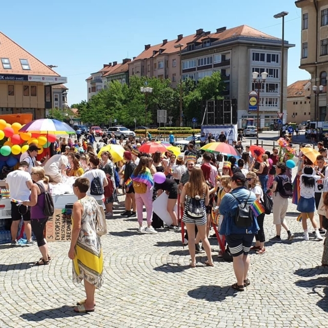Na prvi paradi ponosa v Mariboru 800 udeležencev širilo sporočilo enakopravnosti
