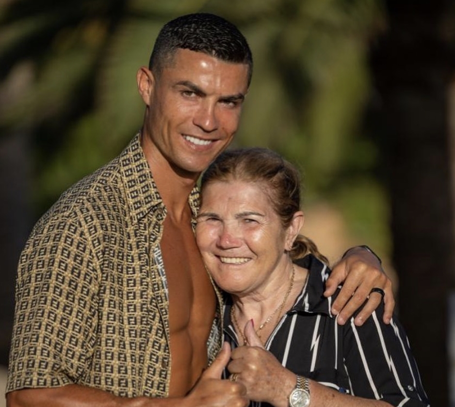 Mama Cristiana Ronalda svoje sledilce presenetila z novim izgledom