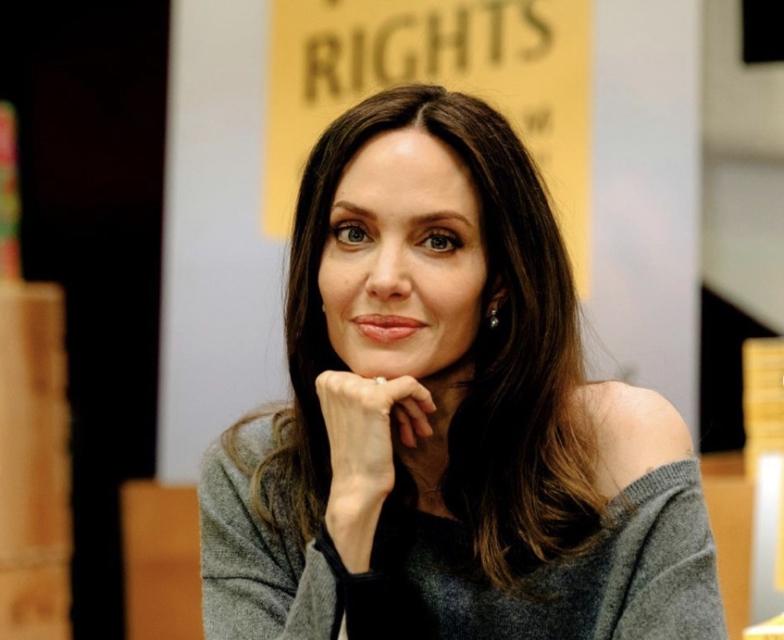 VIDEO: Angelina Jolie ob obisku Ukrajine bežala pred bombnimi napadi