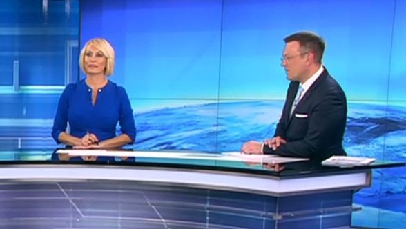 VIDEO: Poglejte, kaj je počel priljubljeni voditelj iz Dolenjske med vodenjem poročil