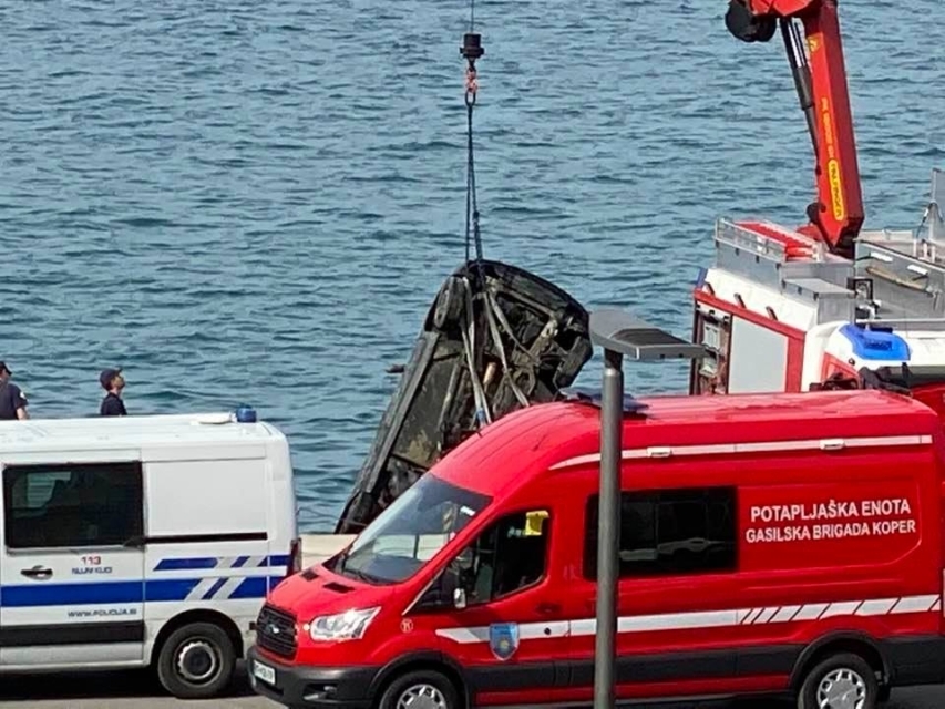 FOTO: Iz morja potegnili avto, v njem truplo